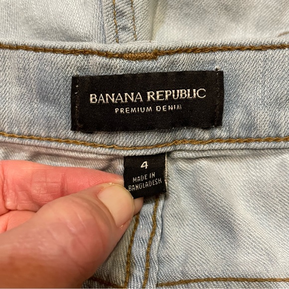 Banana Republic Light Wash Mid Rise Jean Shorts.  Size 4 - Picture 3 of 4